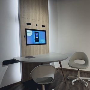 Kompakter Beratungsplatz mit Bildschirm für digitale Kundenberatung