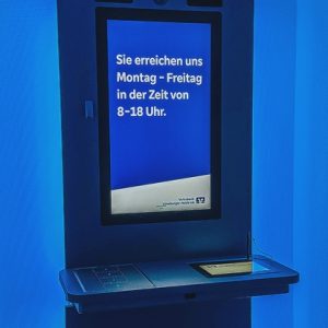 Digitales Kundenterminal in einer Bankfiliale mit Servicezeiten-Anzeige