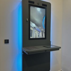 Wandmontiertes Selbstbedienungsterminal mit blauer LED-Beleuchtung