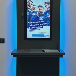 Selbstbedienungsterminal mit Gemeinschaftskampagne einer Volksbank