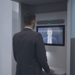 Kunde im Videogespräch mit einem Bankberater am Sonar-Terminal