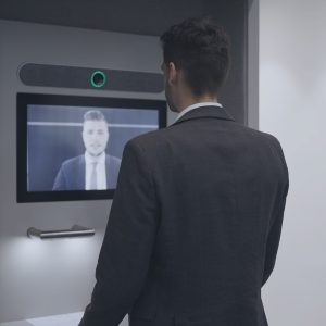 Kunde bei der Videoberatung am Terminal – Seitenansicht